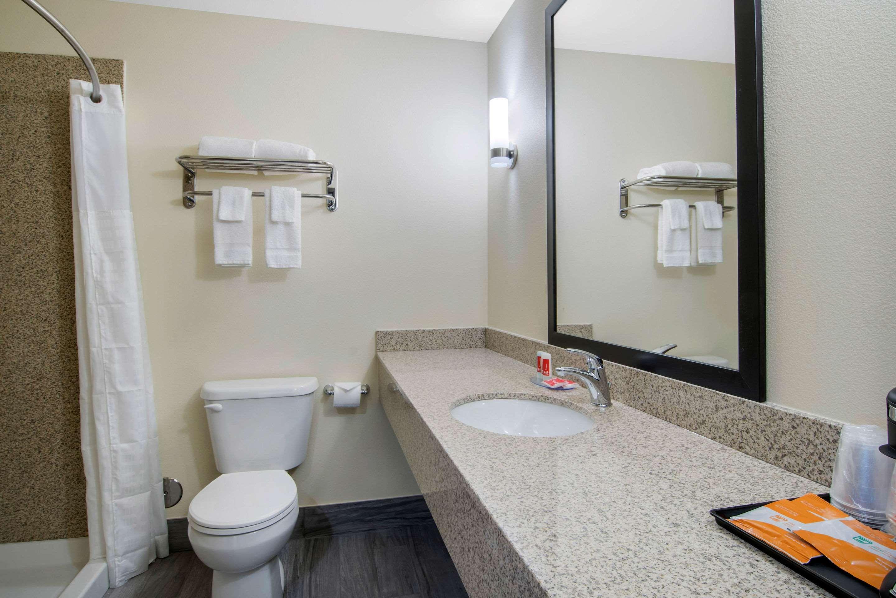 Econo Lodge Inn & Suites Springfield Exterior photo